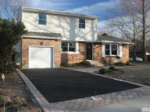 1 Bow Dr E, Smithtown, NY 11787