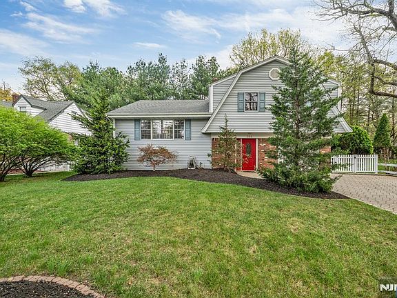 3rd image of 364 Knickerbocker Rd