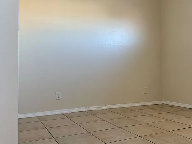 Spacious 2 Bedroom Apartment with Fireplace — Photo 25