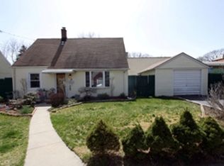 14 Harvard St, Roslyn Heights, NY 11577