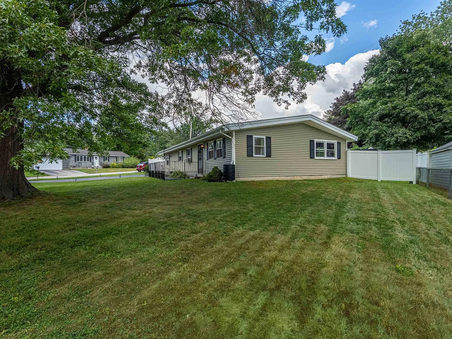 4 bed, 1.5 bath, 1304 sqft, $3,000 — Photo 4