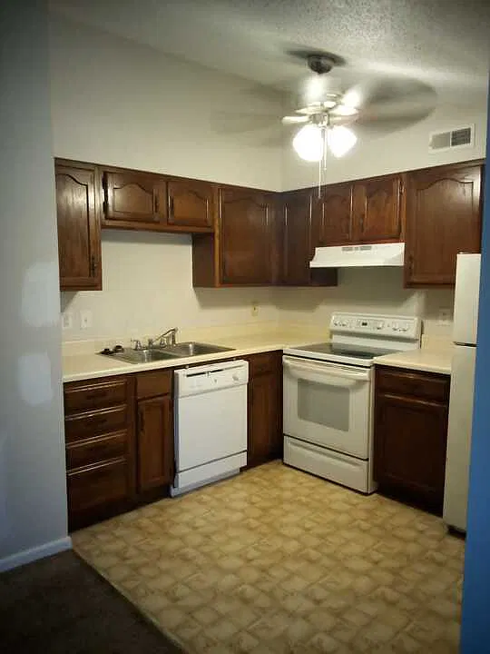 2 bed, $900 — Photo 2