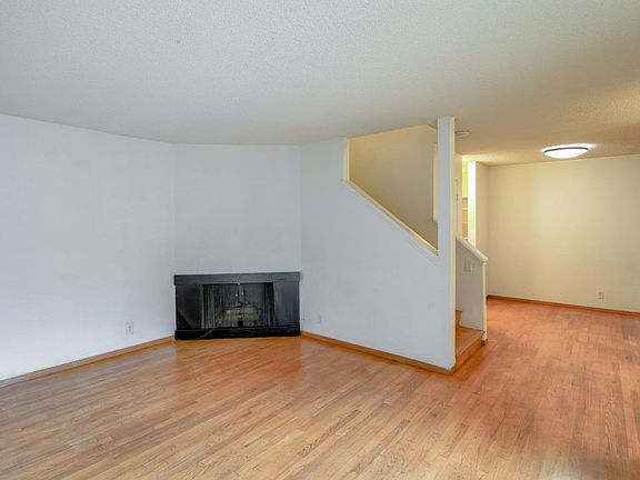 4th image of 389 Half Moon Ln APT 8