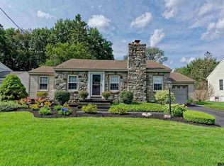 32 Bayberry Rd, Schenectady, NY 12306