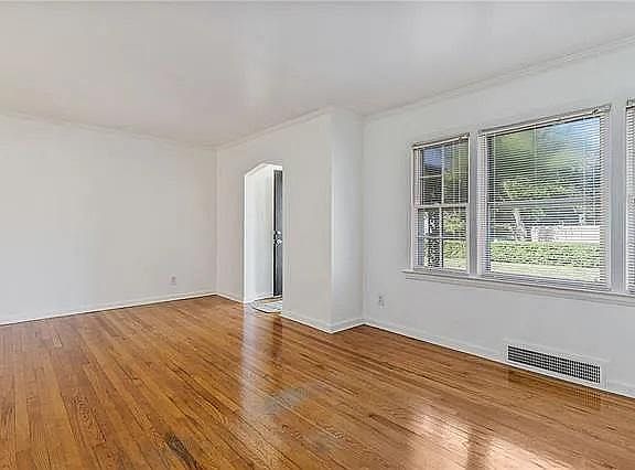 3rd image of 5205 Linden St