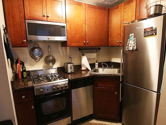 3rd image of 24 W 75th St APT 3C
