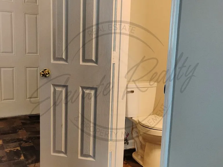 2437 Woodale Ln — Photo 6