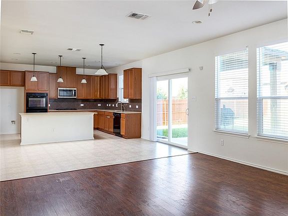 2nd image of 5912 Pescia St
