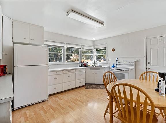 4th image of 1124 E Illinois Ave #1