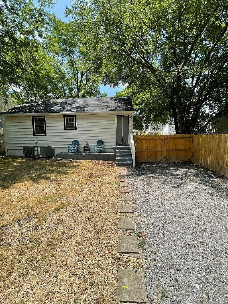 2 bed, 750 sqft, $2,200 — Photo 3