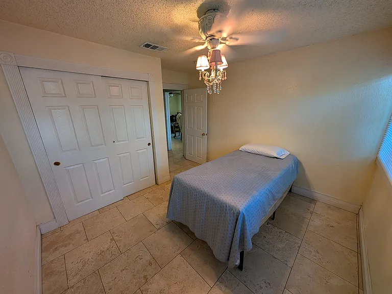 1330 N Arthur Ave — Photo 20