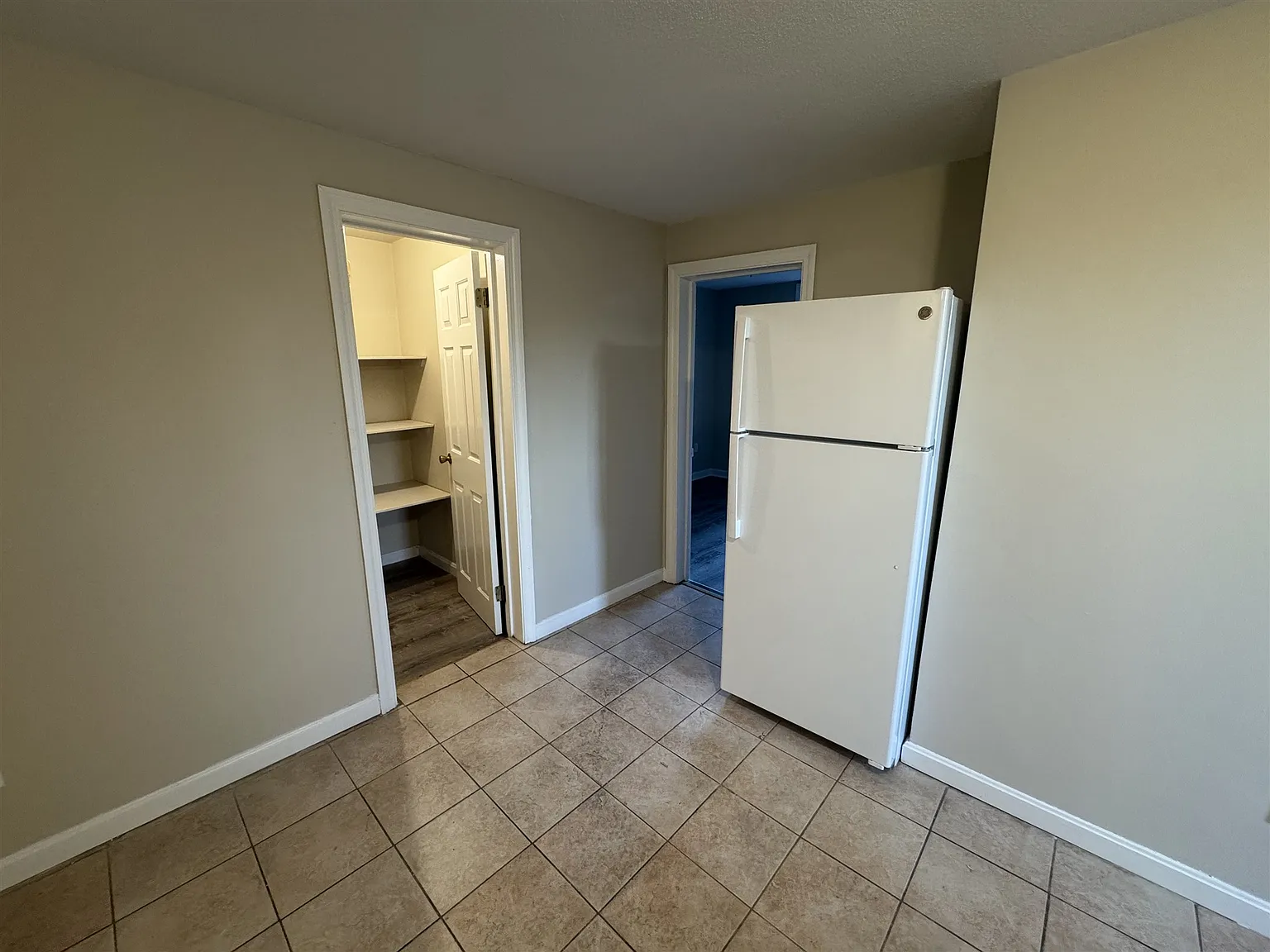3 bed, 900 sqft, $3,700 — Photo 4