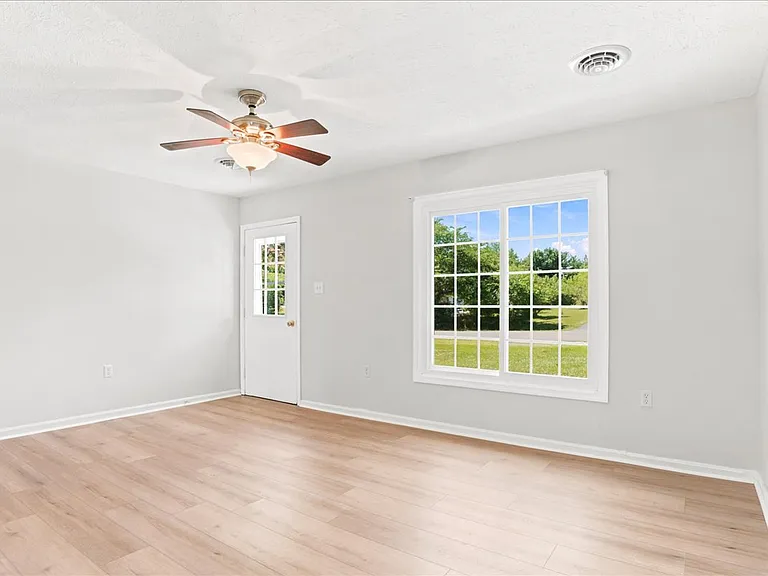 102 Linwood Ct — Photo 5