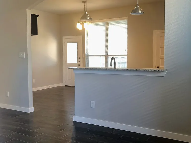 925 Chaparral Trl — Photo 3