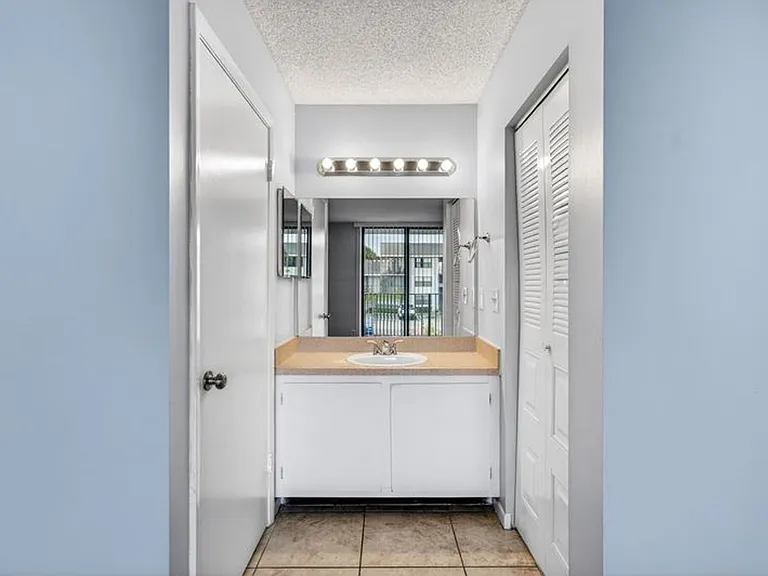 738 Executive Center Dr #21-10-21 — Photo 11