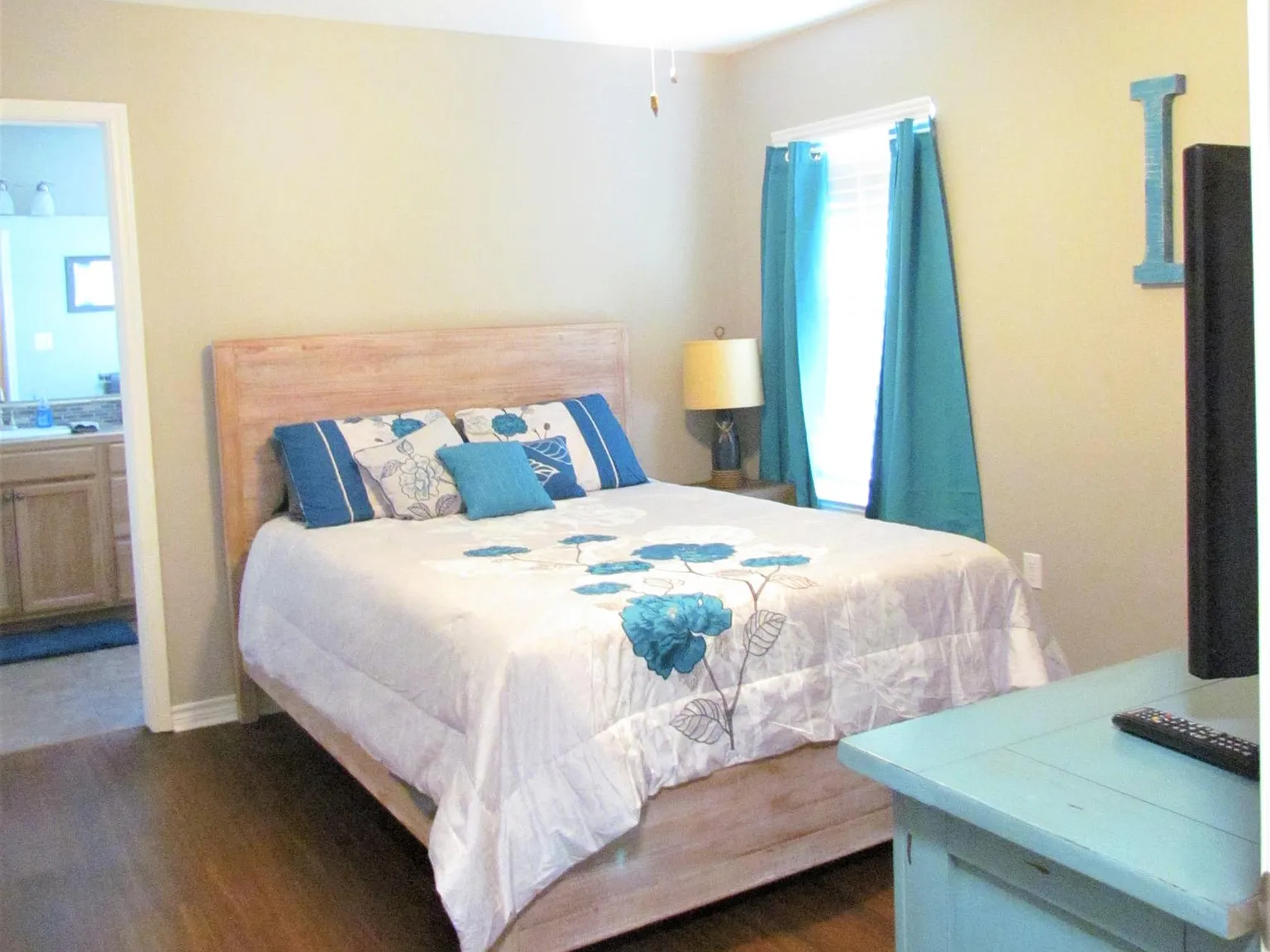 1024 S Live Oak St — Photo 2