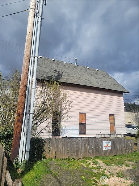 3rd image of 218 S 2nd Street