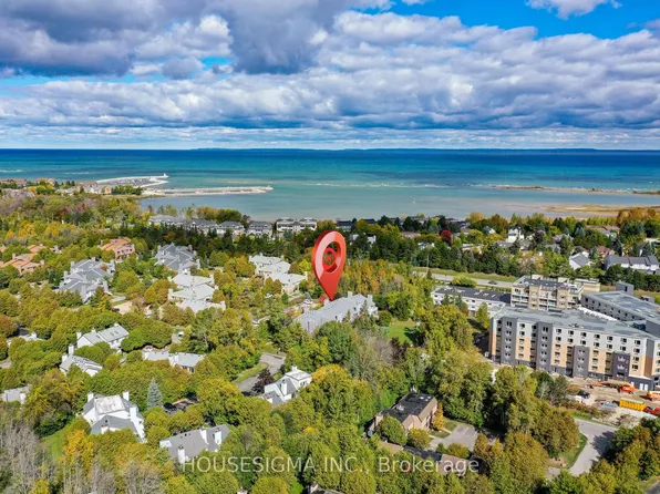 11 Dawson Dr #718, Collingwood, ON L9Y 5B4