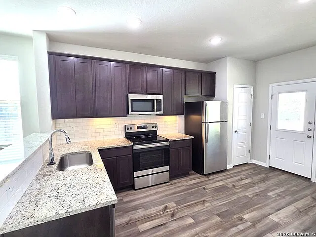 3 bed, 2.0 bath, 1397 sqft, $1,800 — Photo 4