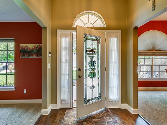 4th image of 304 N Parke View Dr