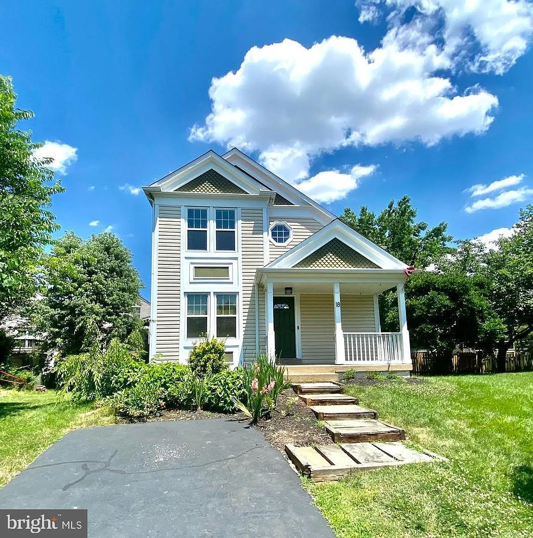 3 bed, 2.0 bath, 1408 sqft, $3,200 — Photo 1