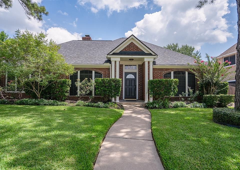 Charming 1-story Perry home with great curb appeal awaits you in the master planned community of Fairfield!