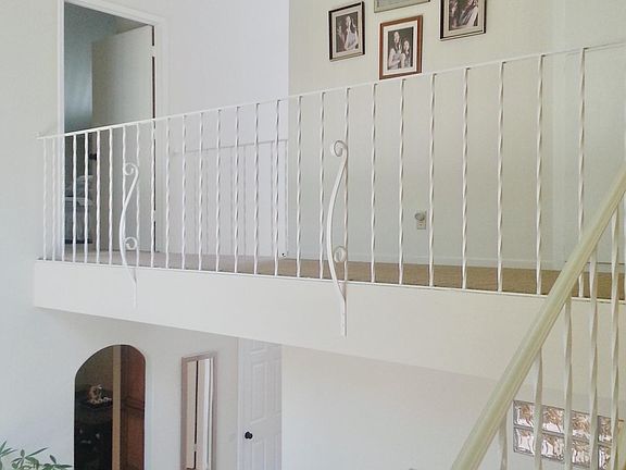 Entrance with high ceilings