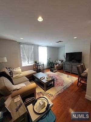4th image of 27 Jefferson Ave APT A