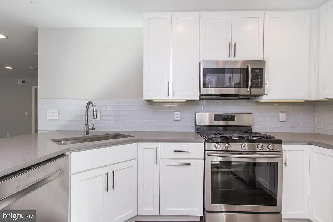 Building Photo - 720 S Sartain St #2