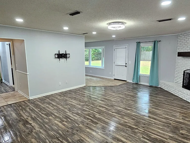 605 Melbourne Dr — Photo 5