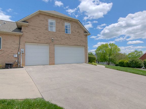 3rd image of 3318 Whispering Oaks Dr