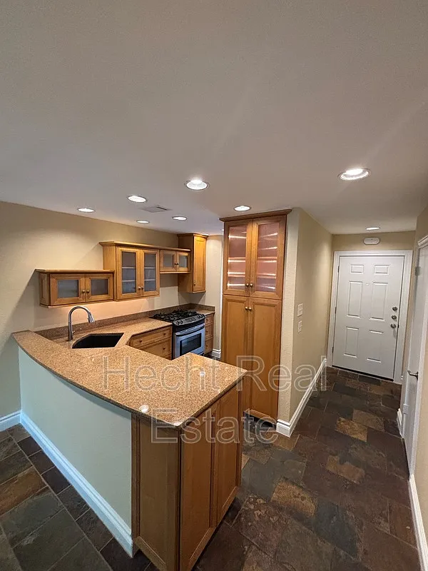 1411 Gracy Farms Ln — Photo 3