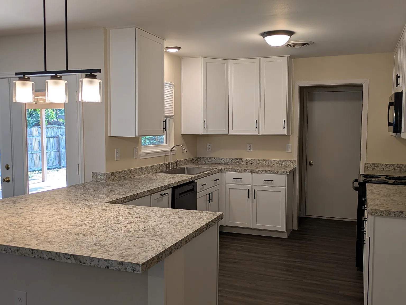 3 bed, 1382 sqft, $2,500 — Photo 2