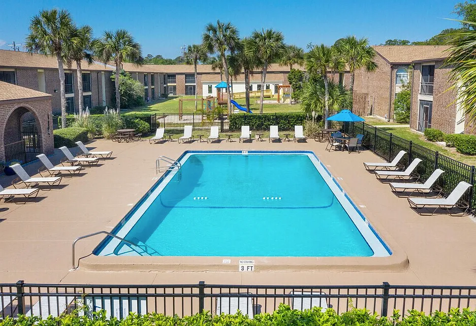 Laurel Pointe — Photo 3