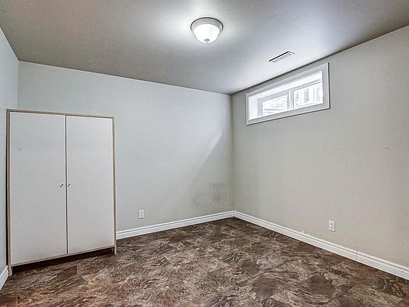 2nd image of 82 E Inglewood Poin SE