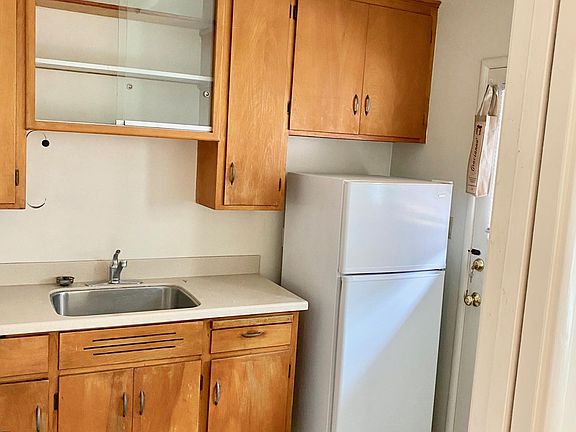 5th image of 1075 Santa Cruz Ave #B