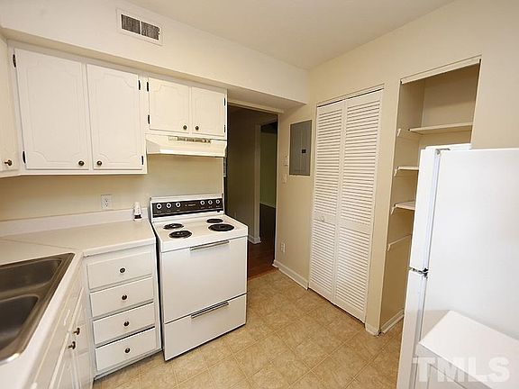 3rd image of 220 Elizabeth St APT A13