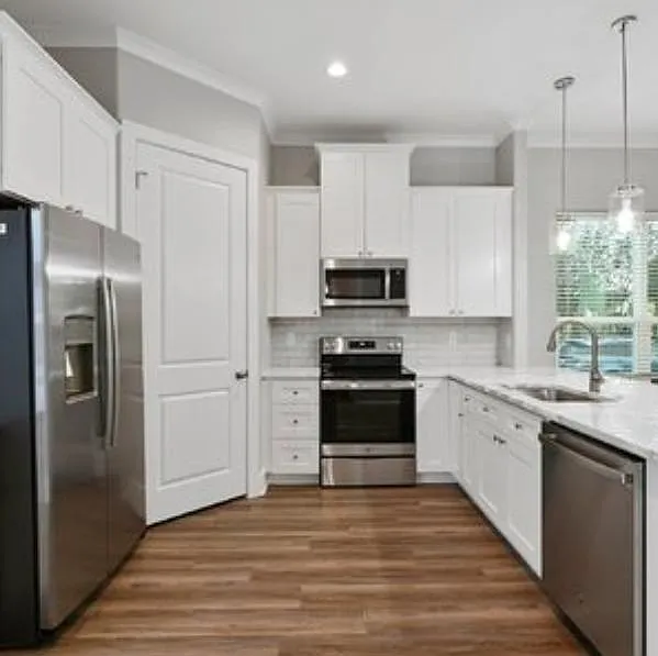 5 bed, 5.5 bath, 1954 sqft, $5,500 — Photo 4