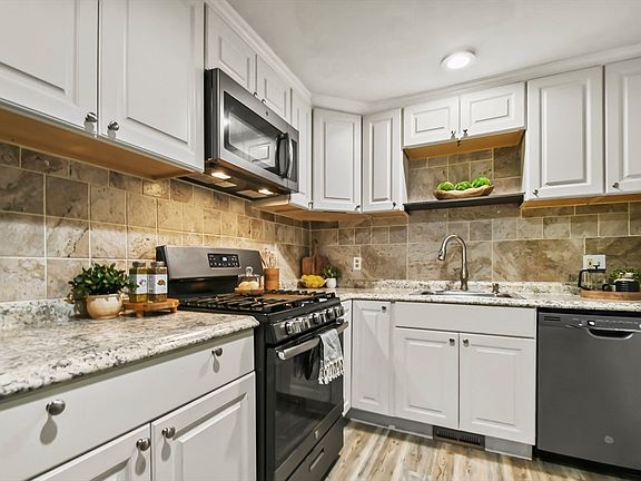 4th image of 33 Kennedy Dr #33