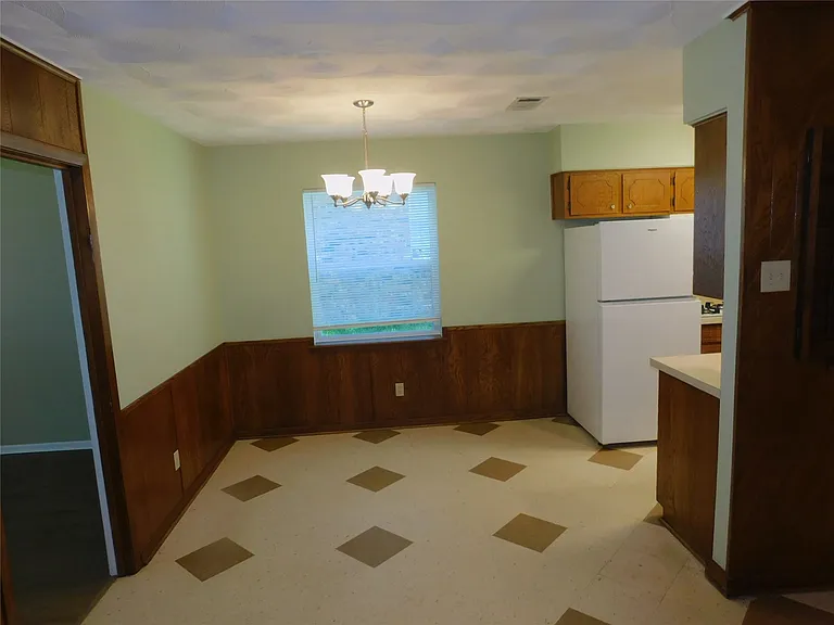2445 Eastbrook Dr — Photo 8