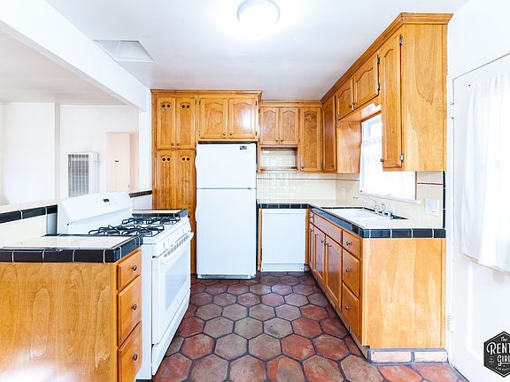 3rd image of 837 Cedar St
