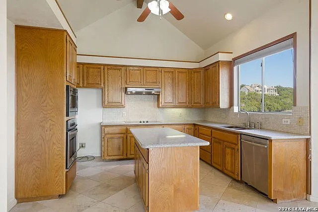 19318 Strauss — Photo 10
