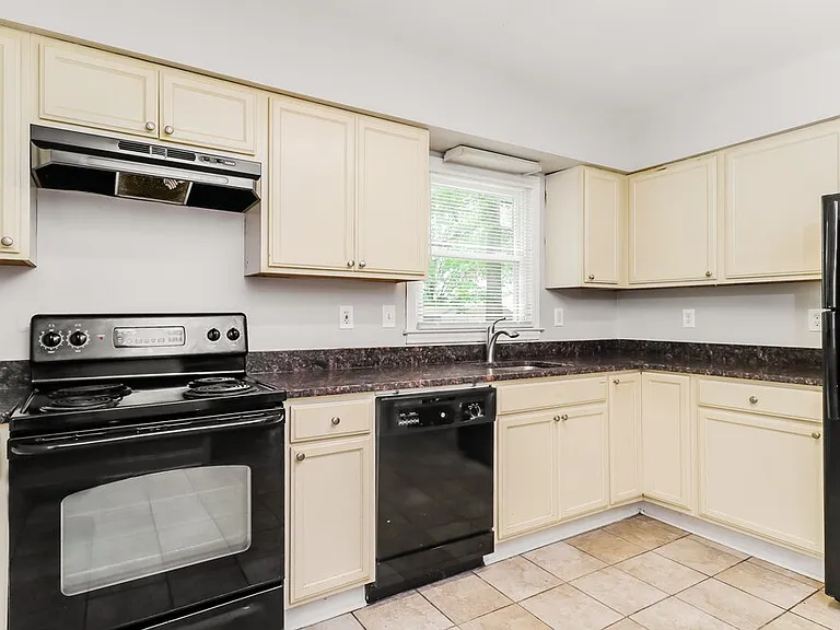 323 Huntsmoor Dr — Photo 7