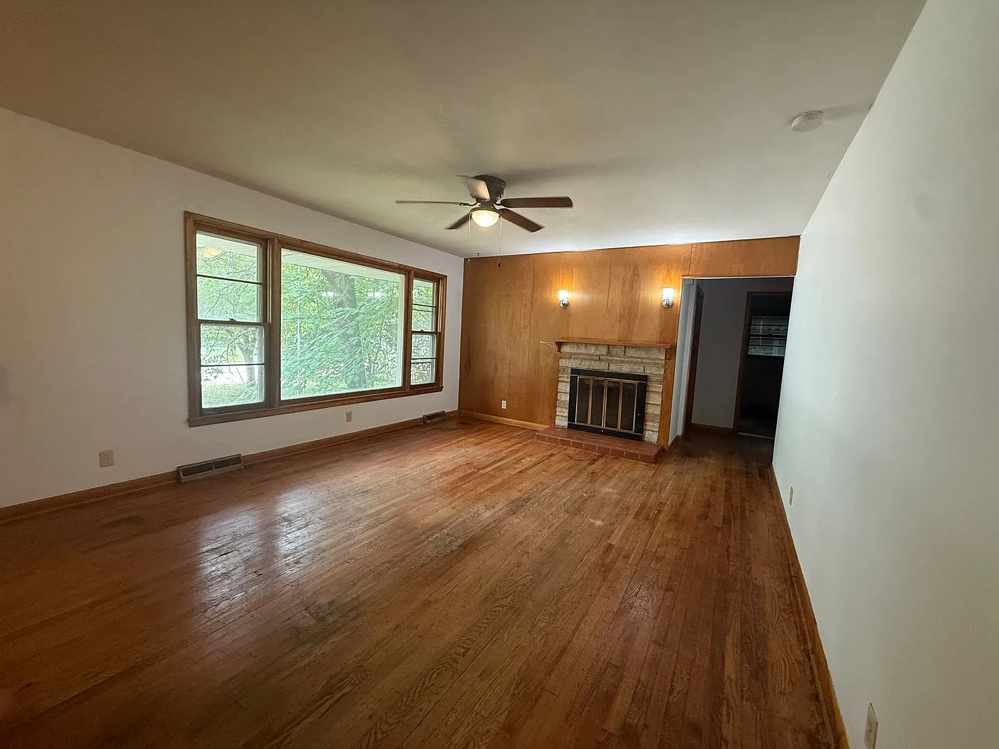 3 Bedroom 1 Bath with 1 Car Garage! — Photo 3