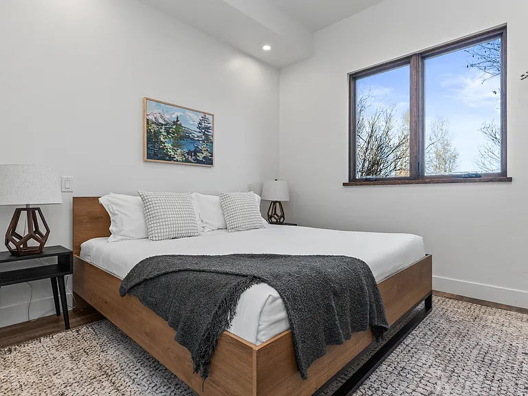 Bedroom | King Size Bed