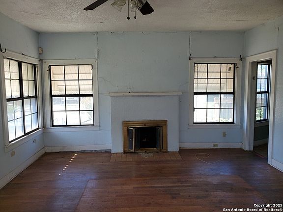 3rd image of 105 E Bonner Ave