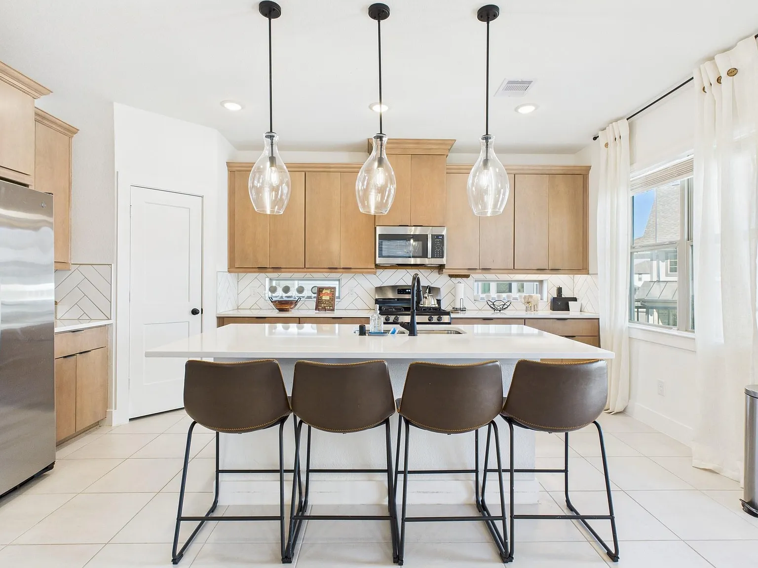 3 bed, 2.0 bath, 1474 sqft, $2,500 — Photo 3