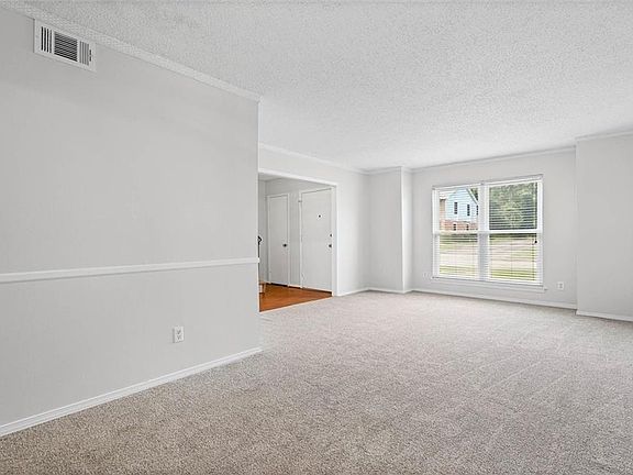 4th image of 527 Highland Woods Dr W