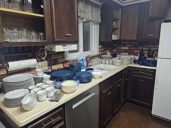 4th image of 130 Burger St