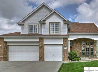 910 Woodland Ave, Papillion, NE 68046